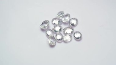 Doğal beyaz zirkon oval tablonun üzerinde kesik