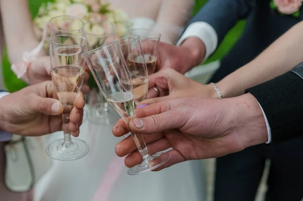 Copos Vinho Espumante Nas Mãos Amigos Festa Conceito Férias — Fotografia de Stock