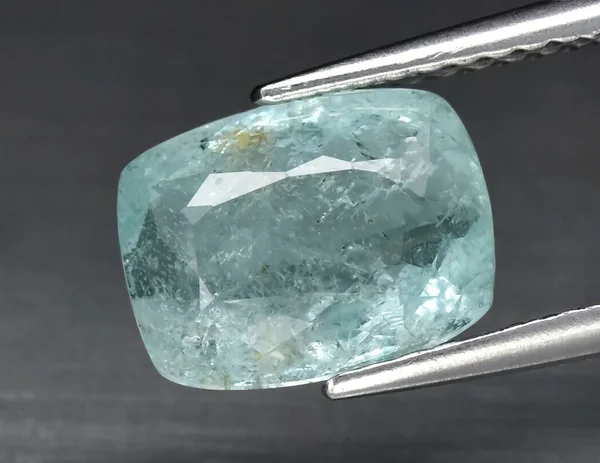 Φυσικό Gemstone Μπλε Aquamarine Λαβίδες Φόντο — Φωτογραφία Αρχείου