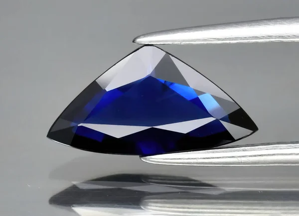Safira Azul Pedra Preciosa Natural Pinças Contexto — Fotografia de Stock
