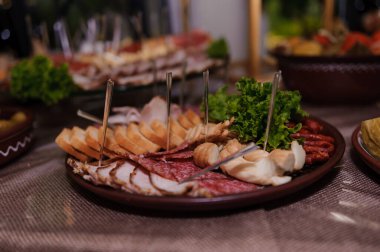 Farklı et çeşitlerini dilimlemek. Düğün büfesi.