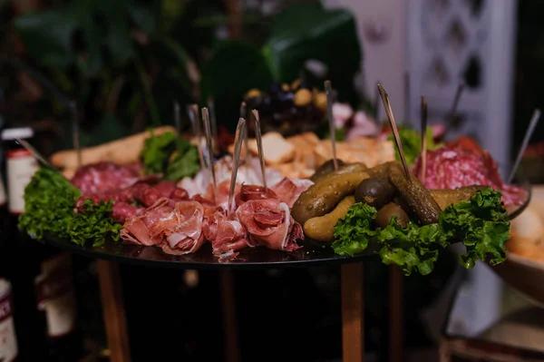 Slicing Different Varieties Meat Wedding Buffet — Fotografia de Stock