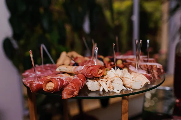 Slicing Different Varieties Meat Wedding Buffet — Fotografia de Stock