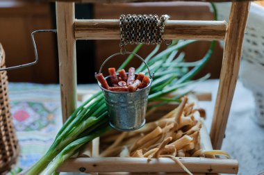 Kovada bira için sosis, yeşil soğan. Bira masası, bira aperatifleri