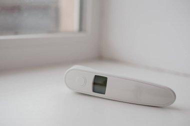 Vücut sıcaklığını ölçmek için arka planda temas olmayan termometre