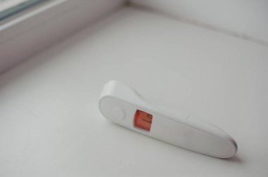 Vücut sıcaklığını ölçmek için arka planda temas olmayan termometre