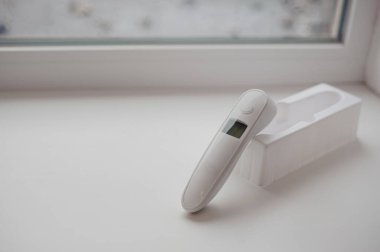 Vücut sıcaklığını ölçmek için arka planda temas olmayan termometre