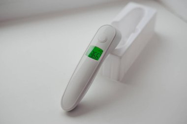Vücut sıcaklığını ölçmek için arka planda temas olmayan termometre