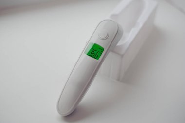 Vücut sıcaklığını ölçmek için arka planda temas olmayan termometre