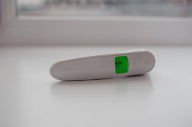 Vücut sıcaklığını ölçmek için arka planda temas olmayan termometre