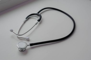 Beyaz arka planda tıbbi steteskop izole et