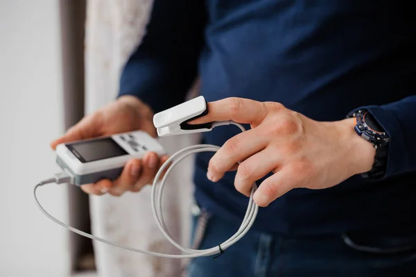 Homem Usando Oxímetro Pulso Digital Conceito Monitoramento Cuidados Saúde Oxímetro — Fotografia de Stock