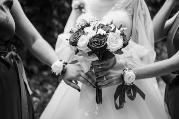 Virágcsokor Menyasszony Kezében Esküvő — Stock Fotó