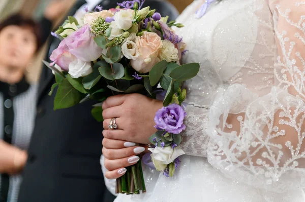 花嫁の手に花の花束 結婚式 — ストック写真