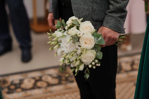 Bouquet Mariage Entre Les Mains Homme — Photo