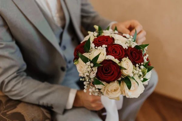 Bouquet Sposa Nelle Mani Dell Uomo — Foto Stock