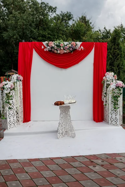 Bröllopsbåge Med Flerfärgade Blommor — Stockfoto