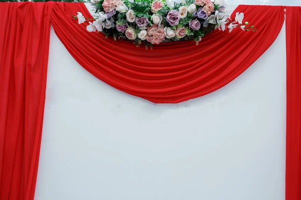 Свадебная Арка Разноцветными Цветами — стоковое фото