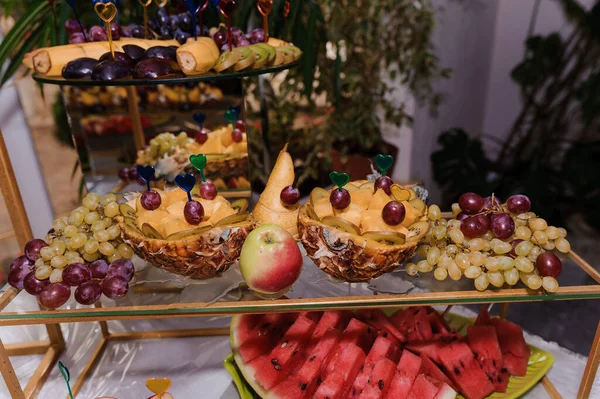Fruity Sweet Wedding Reception Pineapple Grapes — Zdjęcie stockowe