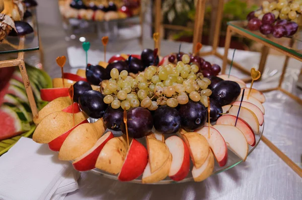 Fruity Sweet Wedding Reception Pineapple Grapes —  Fotos de Stock