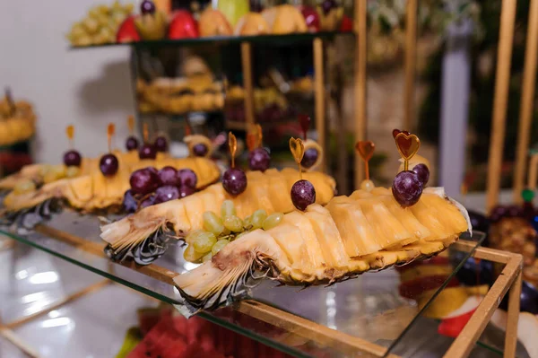 Fruity Sweet Wedding Reception Pineapple Grapes — Zdjęcie stockowe