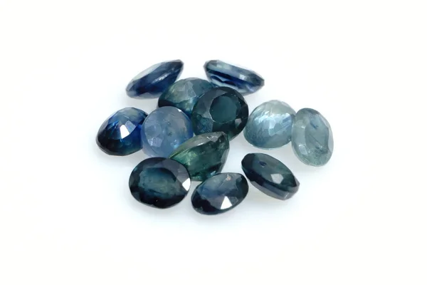 Naturalny Kamień Szlachetny Niebieski Szafir Izolowany Tle — Zdjęcie stockowe