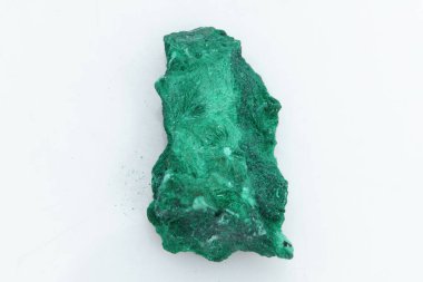 Beyaz arka planda doğal değerli taş yeşil malakit.