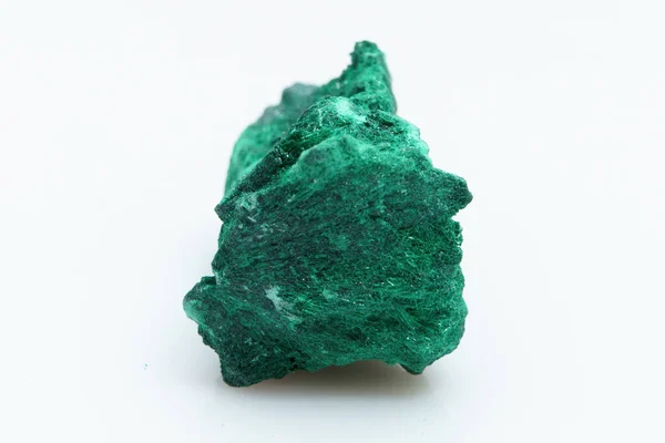 Pietra Preziosa Naturale Malachite Verde Sfondo Bianco — Foto Stock