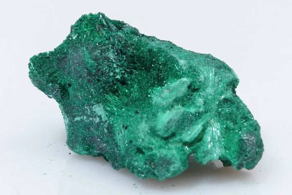 Természetes Drágakő Zöld Malachite Fehér Alapon — Stock Fotó