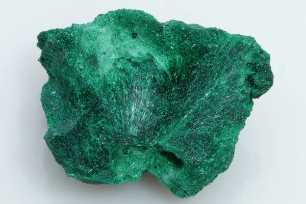 Pietra Preziosa Naturale Malachite Verde Sfondo Bianco — Foto Stock