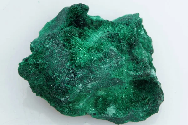 Φυσικό Gemstone Πράσινο Malachite Λευκό Φόντο — Φωτογραφία Αρχείου