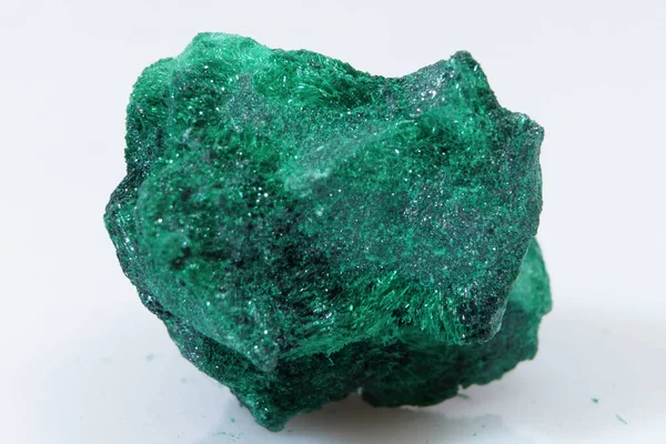 Pietra Preziosa Naturale Malachite Verde Sfondo Bianco — Foto Stock