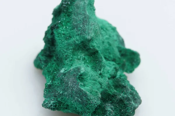 Piedra Preciosa Natural Malaquita Verde Sobre Fondo Blanco — Foto de Stock