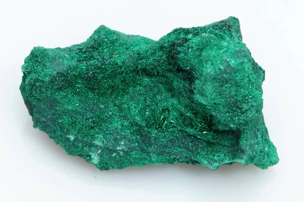Pedra Preciosa Natural Malaquita Verde Sobre Fundo Branco — Fotografia de Stock