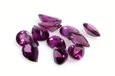 Arka planda doğal değerli taş pembe rodolit taşları var.