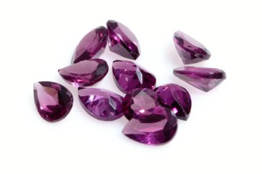 Arka planda doğal değerli taş pembe rodolit taşları var.