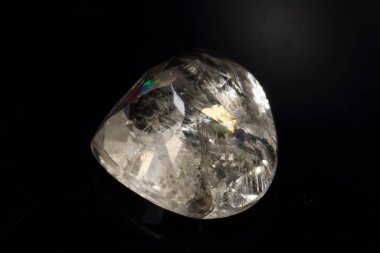 Siyah arkaplanda doğal altın sarısı morganit.