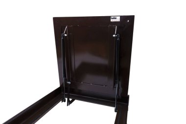 Beyaz arkaplanda taş döşemek için metal gizli sürüm kapağı