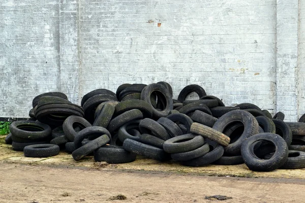 eski lastikler yığın