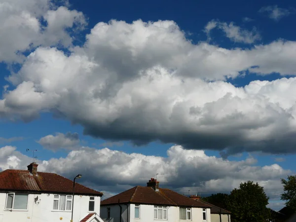 Evlerin üzerinde fırtına bulutları yükseliyor 