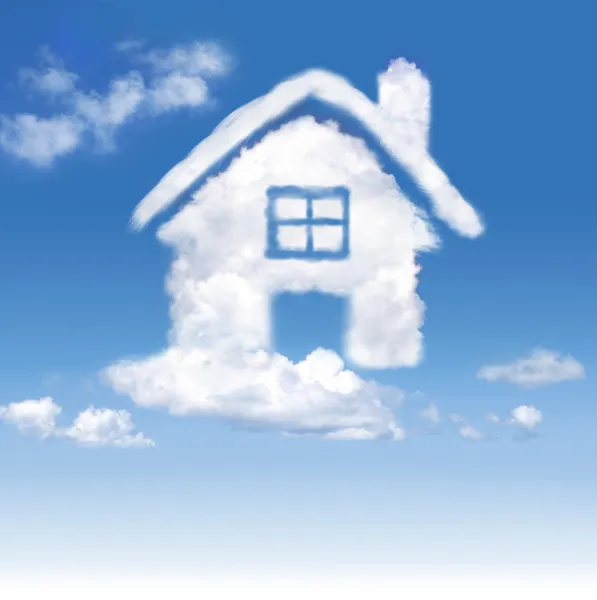 Casa di nuvole nel cielo blu — Foto Stock