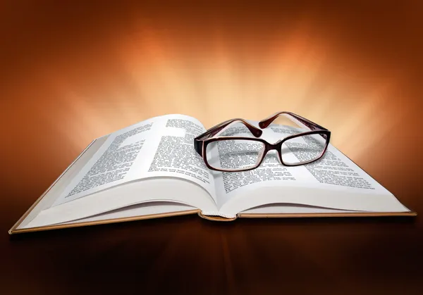 Open Bijbel, met glazen — Stockfoto