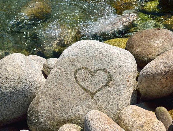 Coração molhado em pedra — Fotografia de Stock