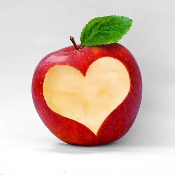 Manzana roja con un corte en forma de corazón. Stockfoto