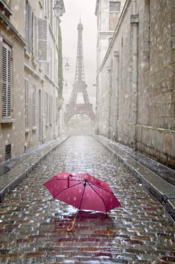 Bir yağmurlu günde romantik sokak.
