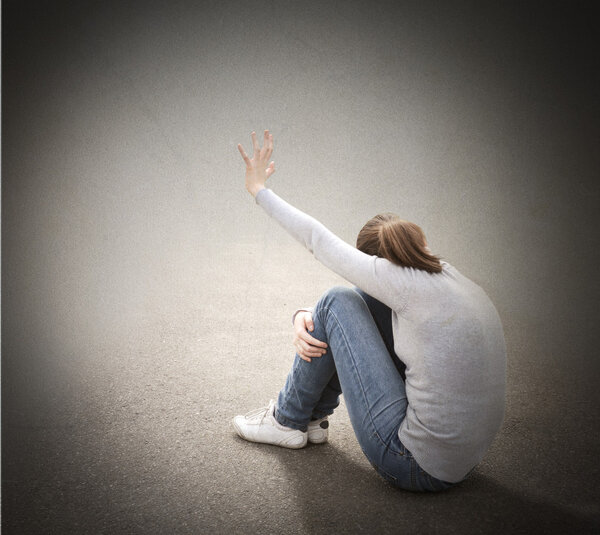 Молодая женщина чего-то боится.
