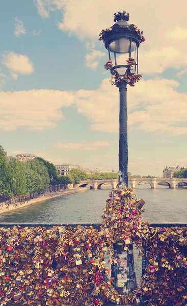 Romanticky láska vepsaný visacích zámků na pont des arts br — Stock fotografie