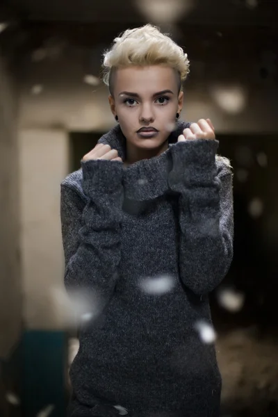 Chica con estilo en suéter —  Fotos de Stock