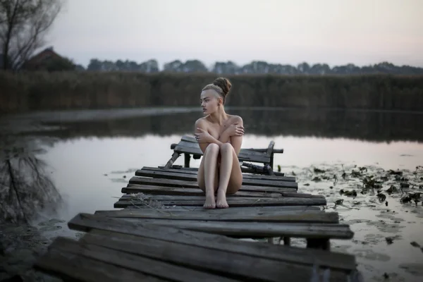 La chica en el estanque — Foto de Stock