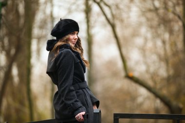 Kız parkta yürüyor